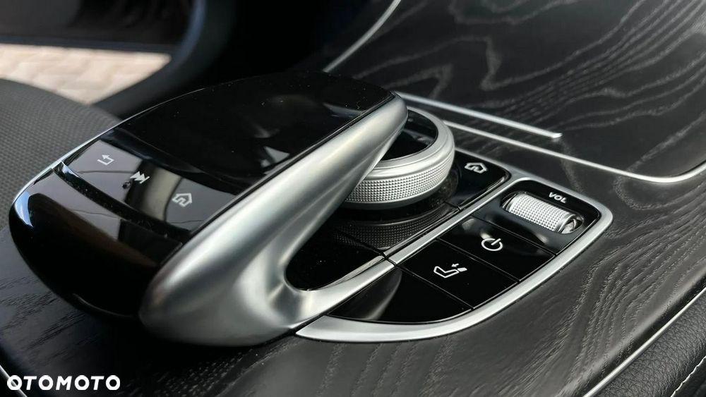 Mercedes-Benz Klasa E 220 d 4-Matic 9G-TRONIC - 30