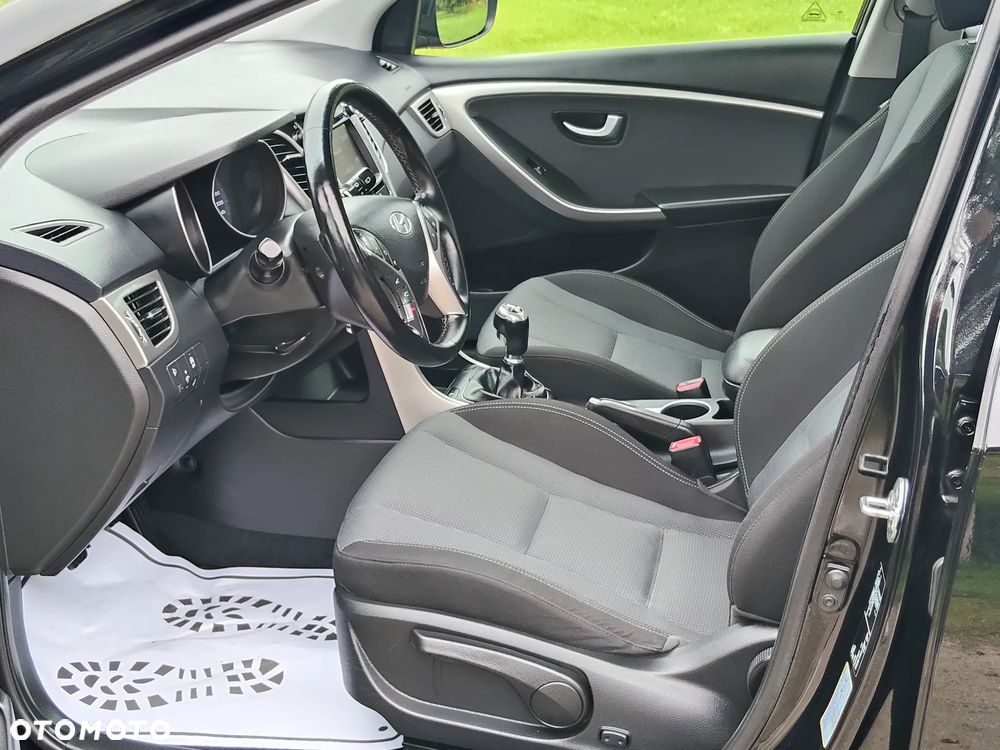 Hyundai i30 i30cw 1.6 CRDi Fifa World Cup Edition - 18