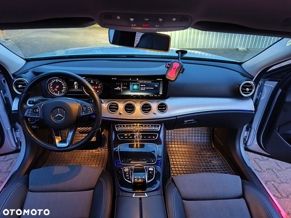 Mercedes-Benz Klasa E 220 d 4-Matic 9G-TRONIC - 12