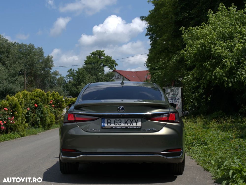 Lexus Seria ES 300h 2.5 TNGA HV 25H- 4X2 CVT Executive - 4