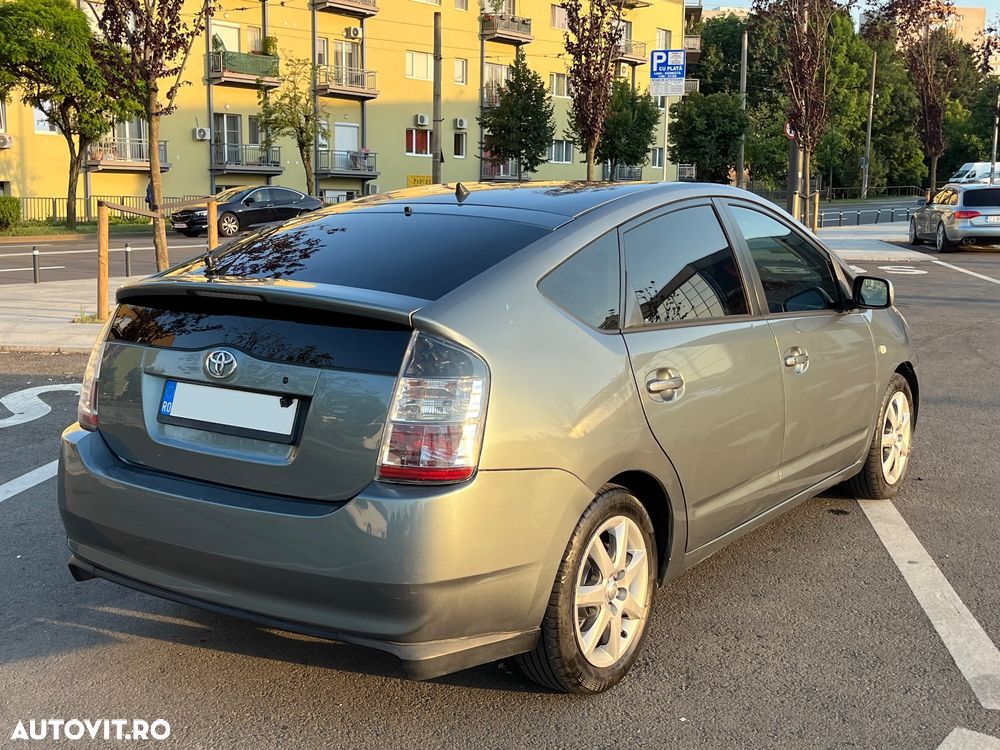 Toyota Prius (Hybrid) - 4