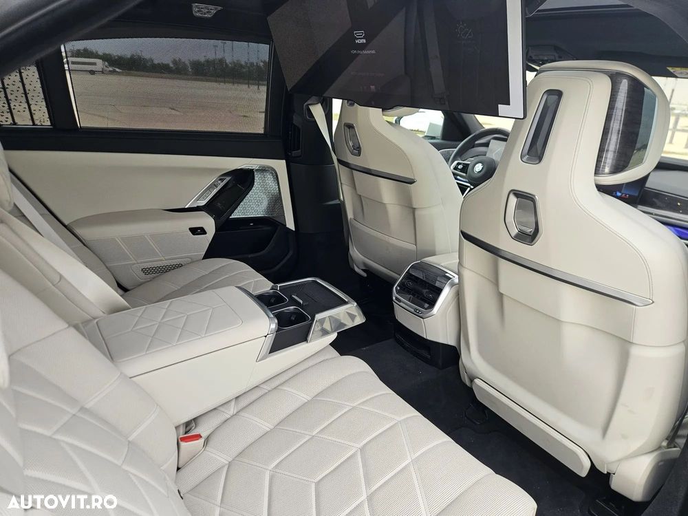 BMW Seria 7 740d xDrive MHEV - 23