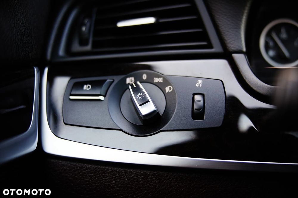 BMW Seria 5 528i xDrive Sport-Aut - 24