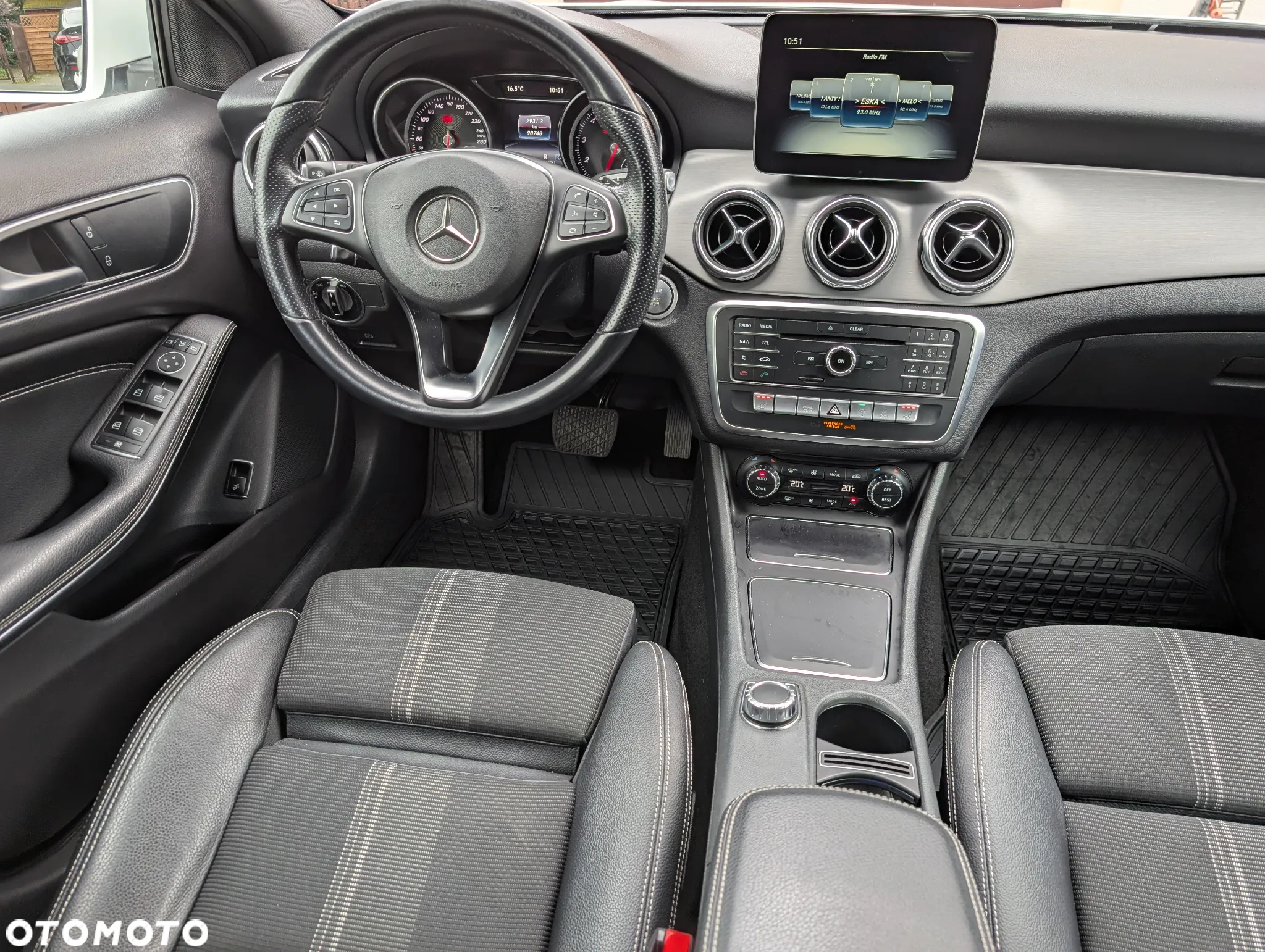 Mercedes-Benz GLA 200 7G-DCT - 28
