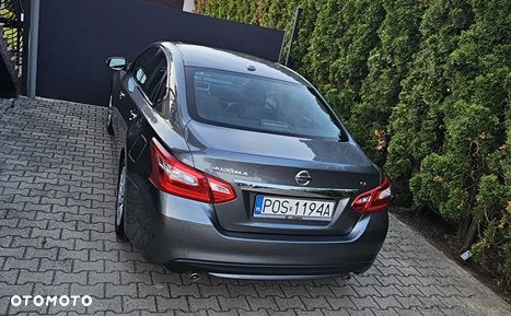 Nissan Altima - 2