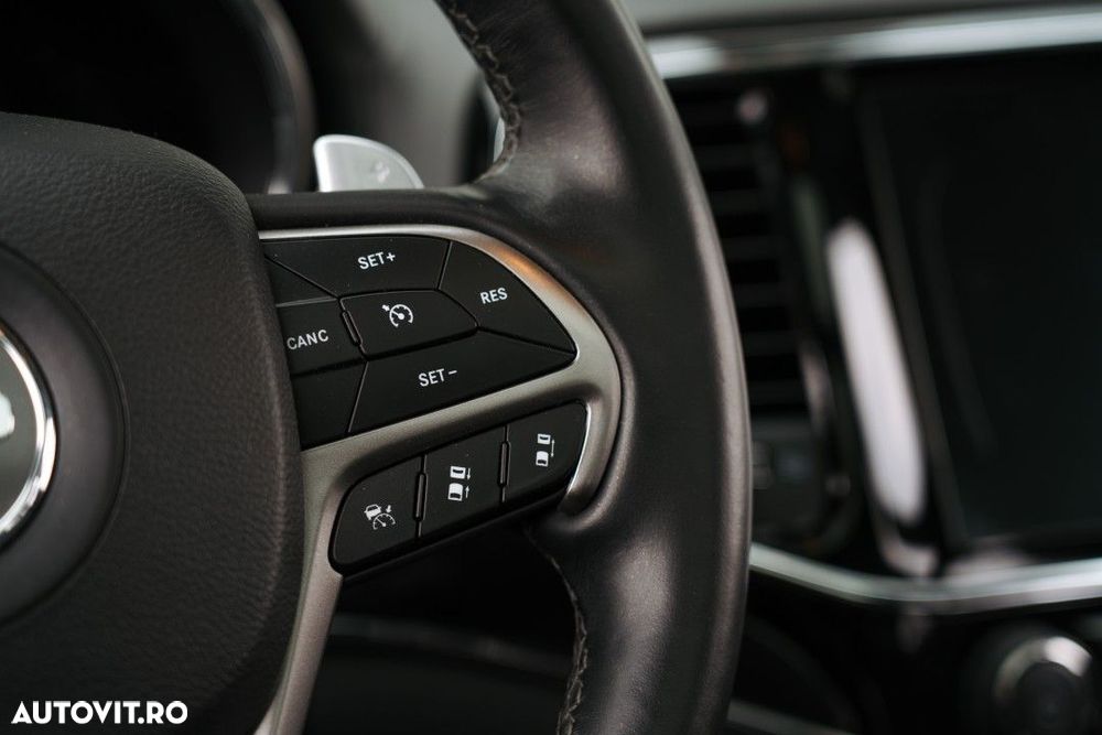 Jeep Grand Cherokee - 25