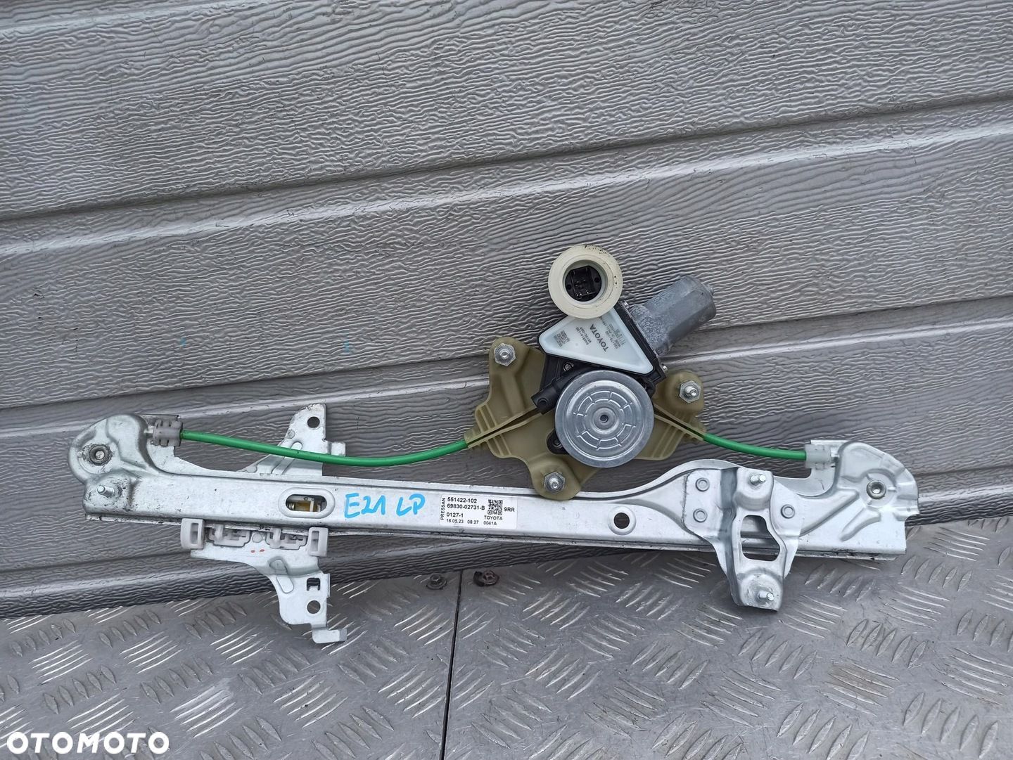 TOYOTA COROLLA E21 PODNOŚNIK SZYBY DRZWI LEWY PRZÓD 69830-02731 - 1