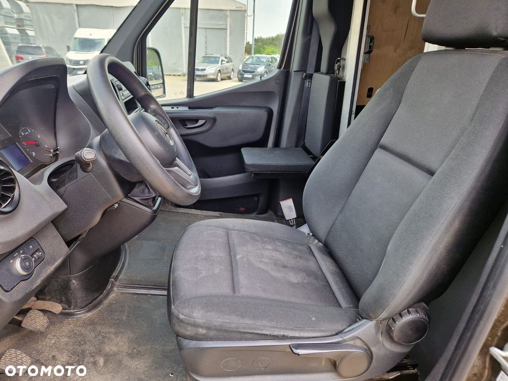 Mercedes-Benz Sprinter - 13