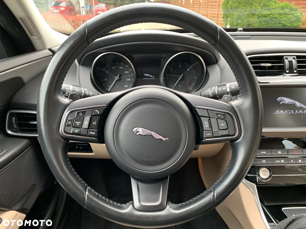 Jaguar XE 2.0 D Prestige - 11