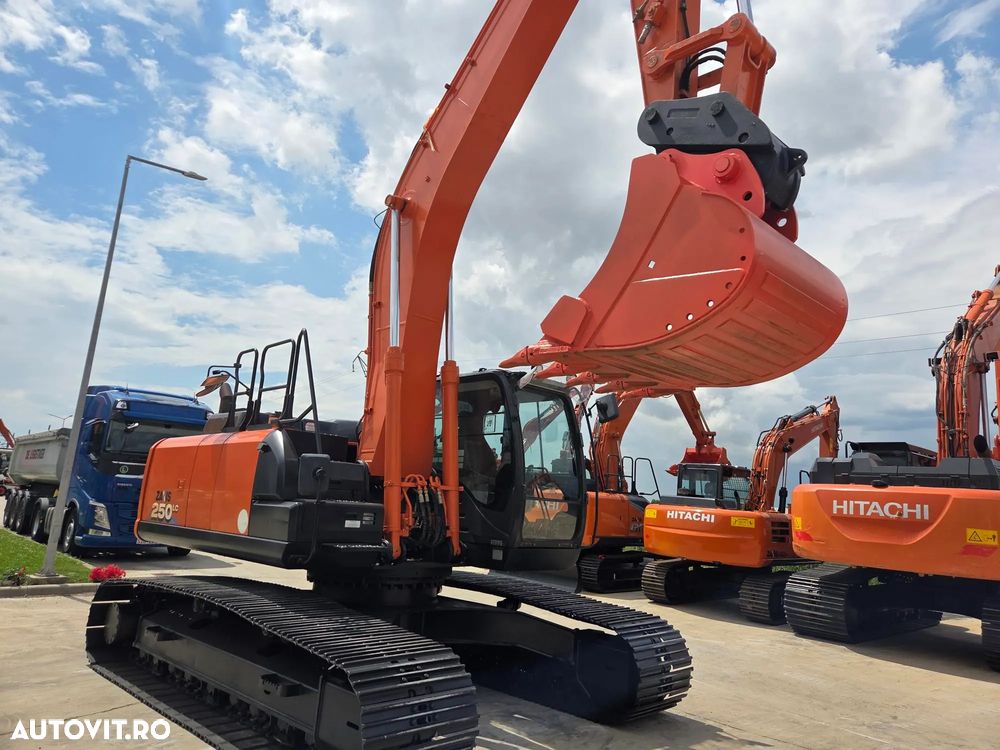 Hitachi ZX250-6, 2019, 6.254h, Masa operationala 27,1tone, cupa NOUA 1,55mc, cupla rapida, lant 80% bun doar 1.109h deplasare, consum mediu 12,5l/h, ad sapare 7m, camera spate si laterale, ridica 16,2 avertizare antirasturnare, 3 pompe hidr, PROMOTIE 86.900 - 16