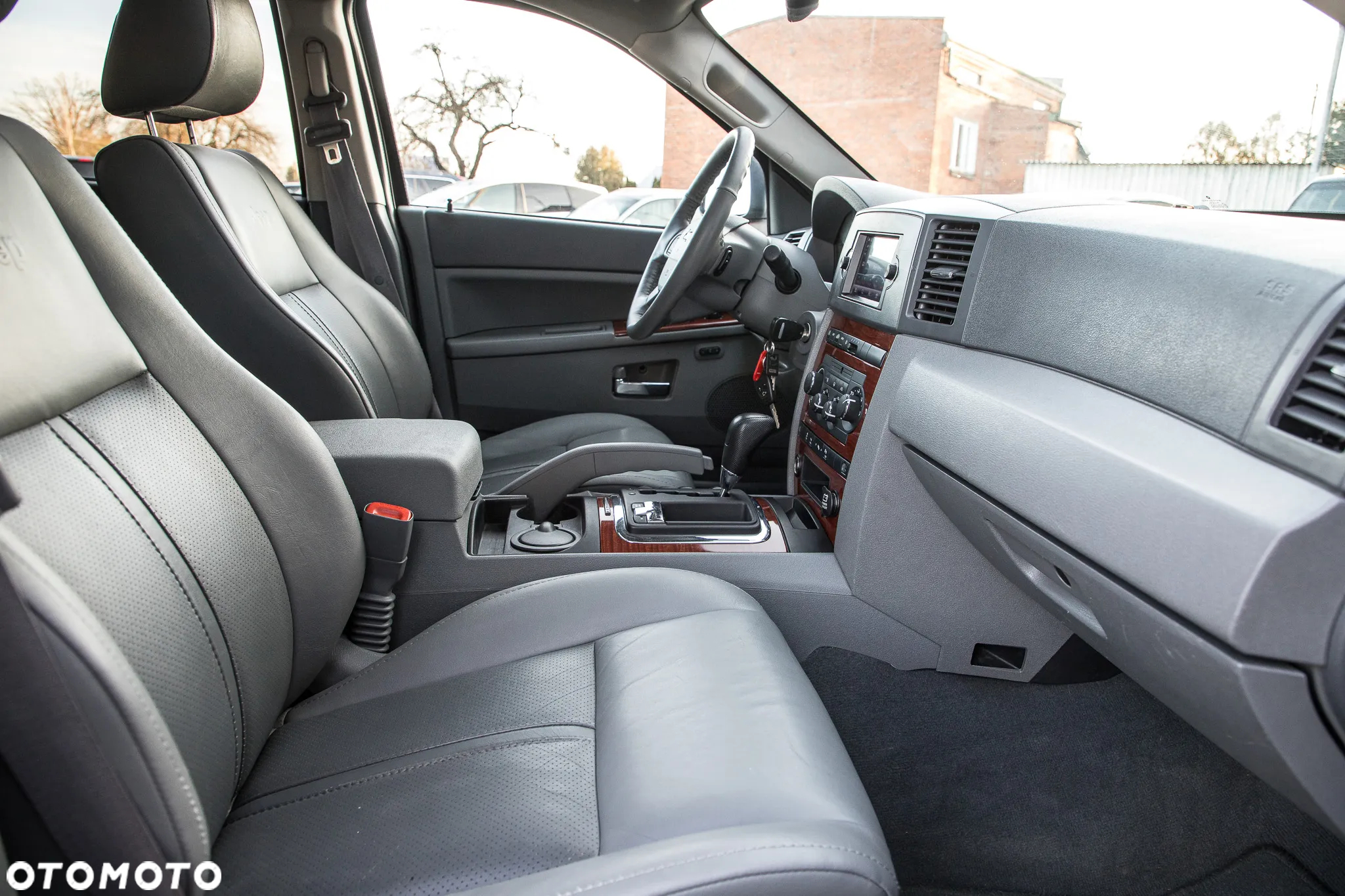 Jeep Grand Cherokee - 31