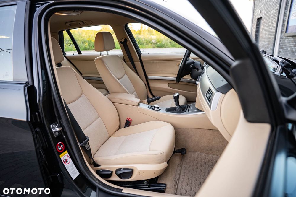 BMW Seria 3 320d - 32
