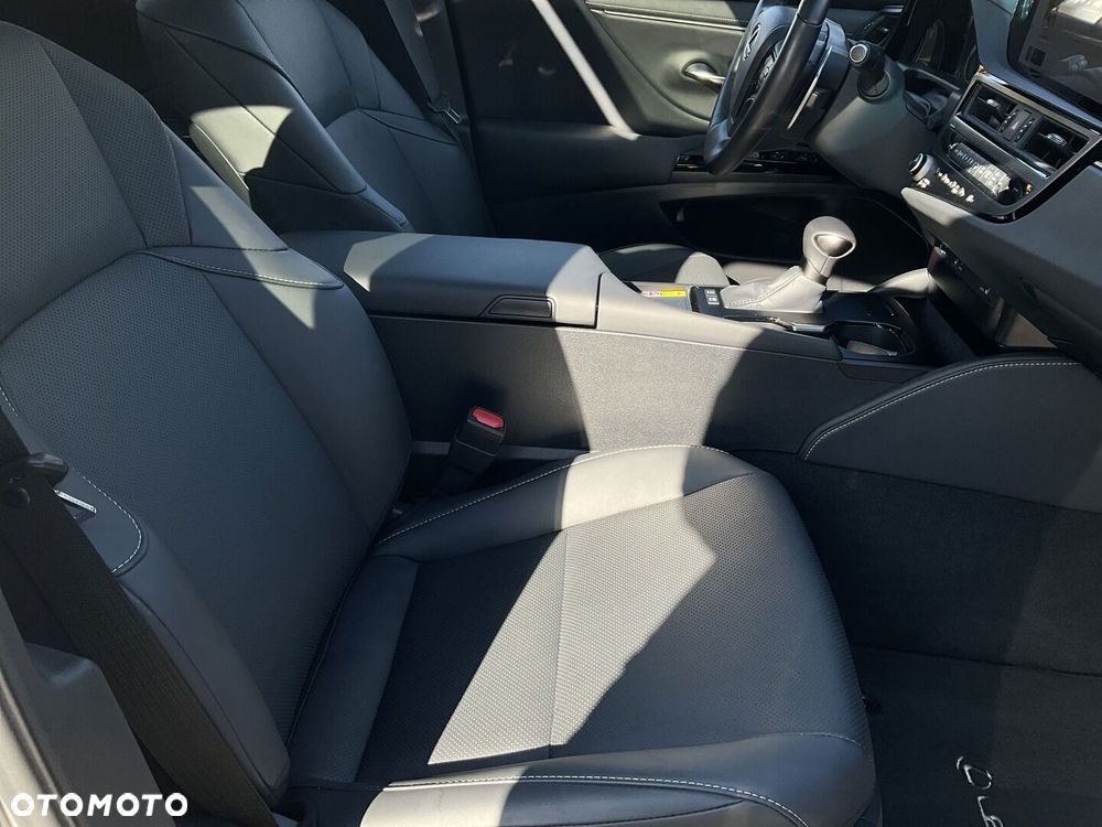 Lexus ES 300h Business Edition - 11