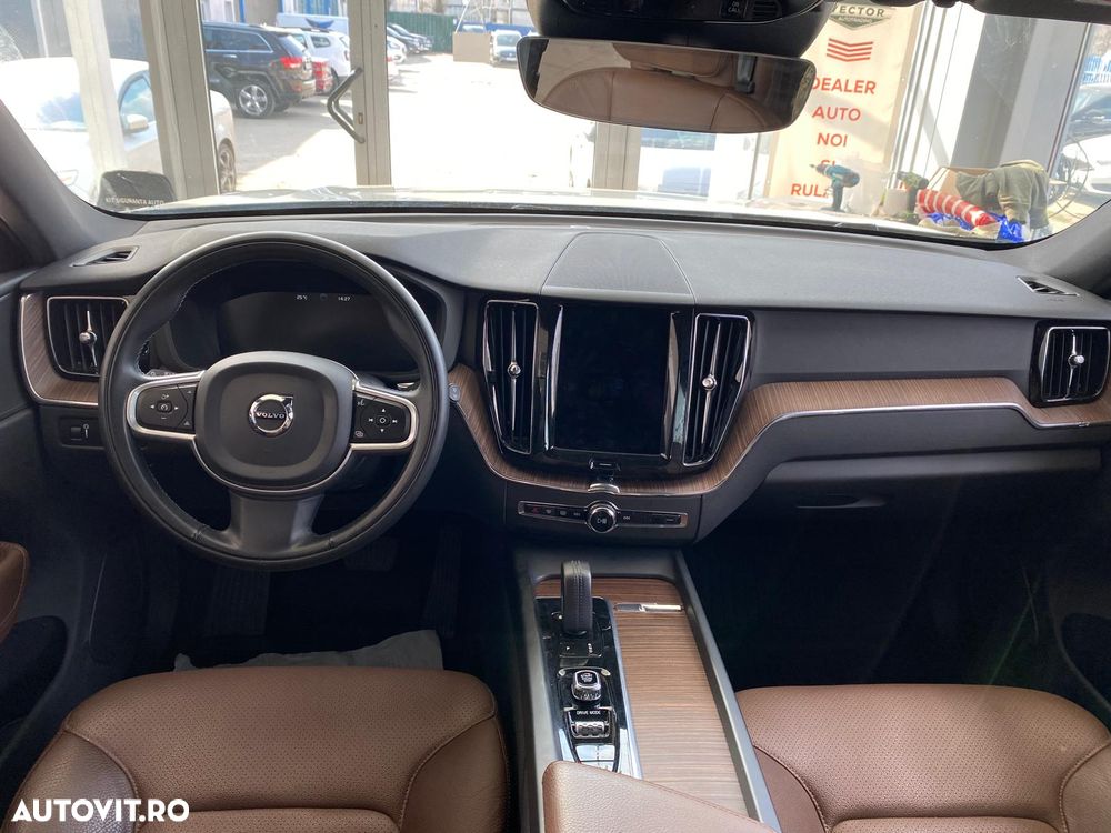 Volvo XC 60 B4 MHEV AT8 AWD Momentum Pro - 23