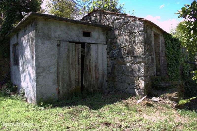 Terreno com casa de pedra - Grande imagem: 2/7