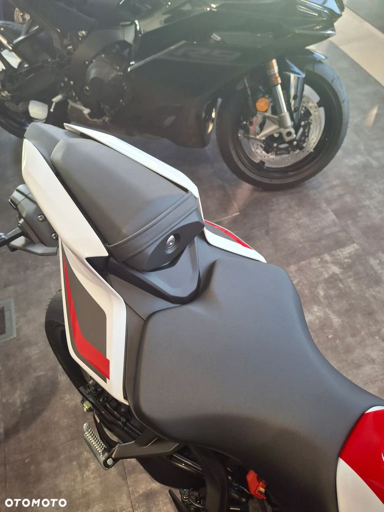 Yamaha R9 - 22