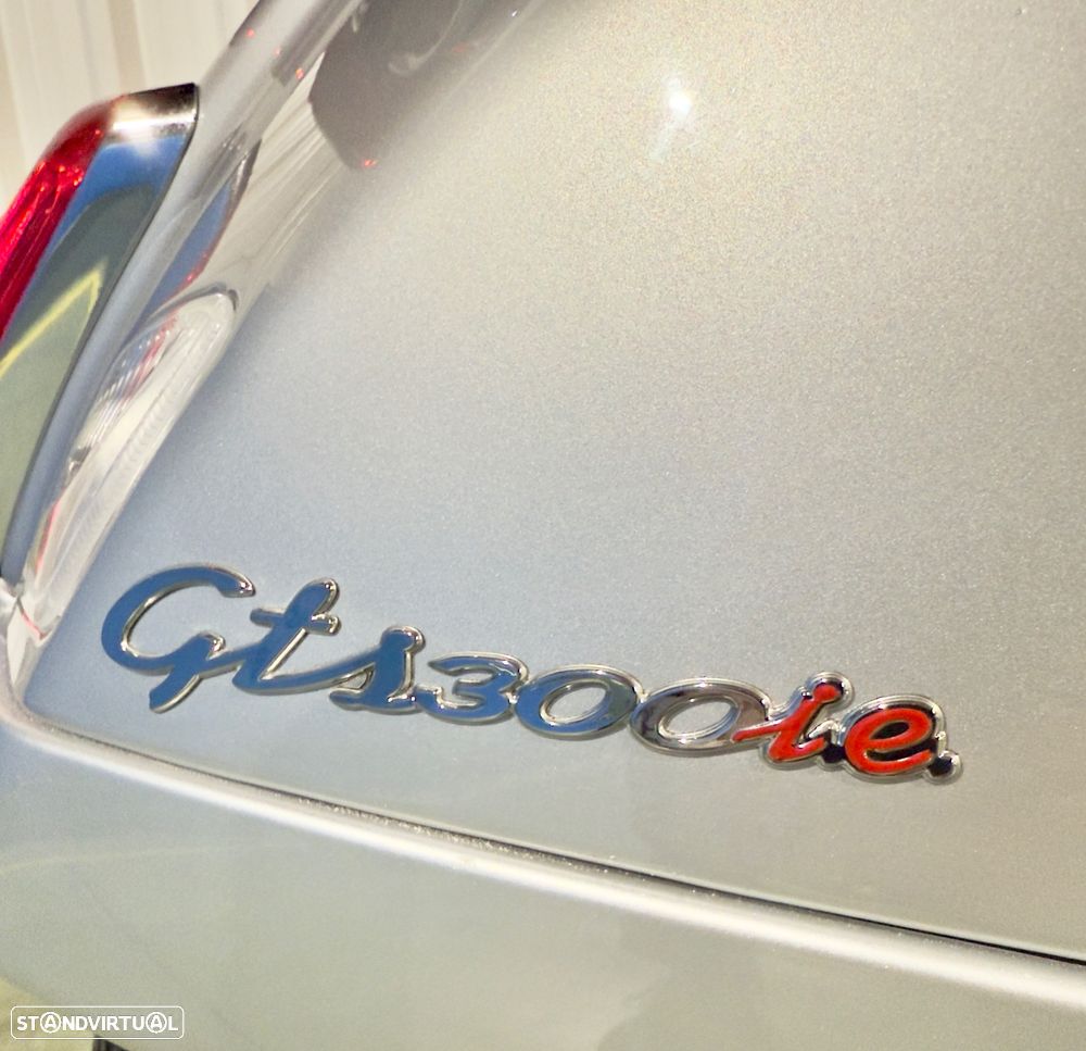 Vespa GTS Super 300 70 Anos - 8