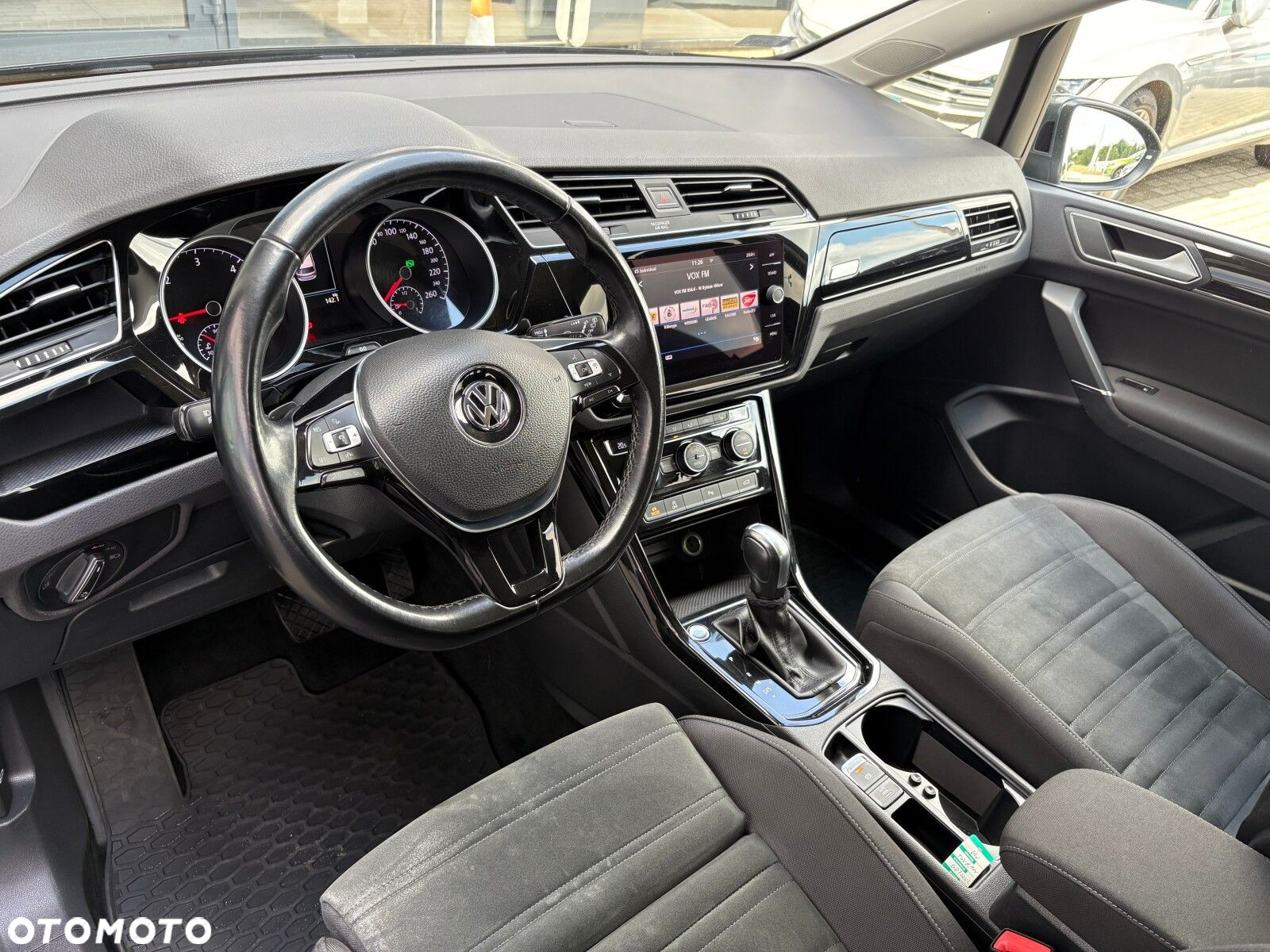 Volkswagen Touran - 11