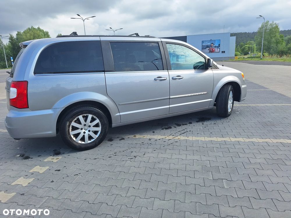 Chrysler Town & Country - 3
