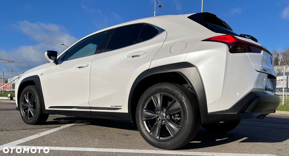 Lexus UX - 4