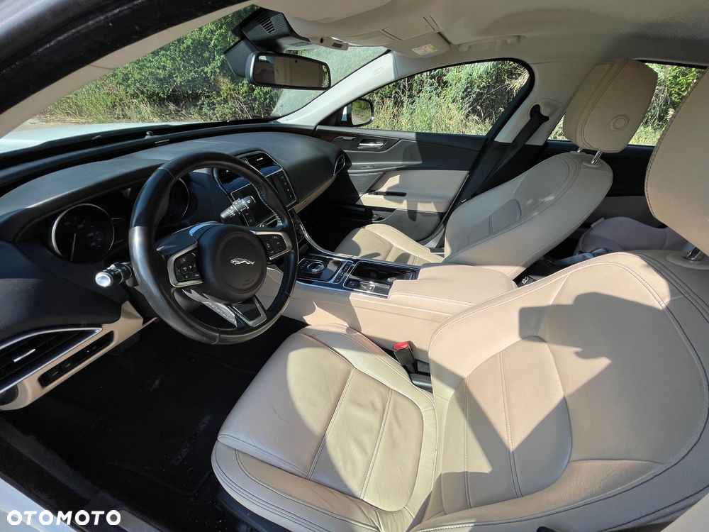 Jaguar XE - 1
