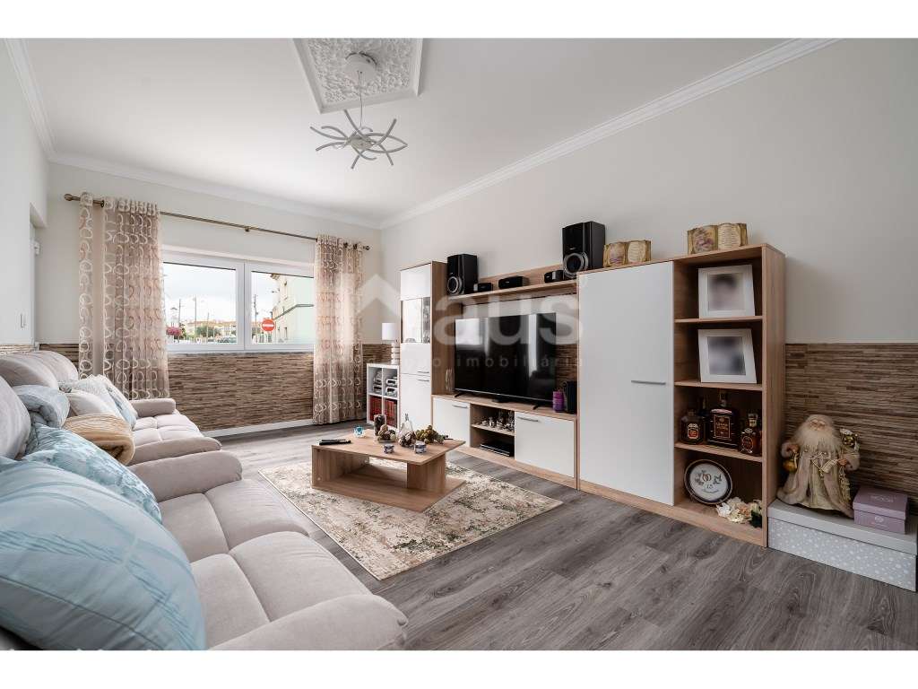 Moradia T2 com anexo e logradouro inserida em lote de 270m2 - Grande imagem: 4/26