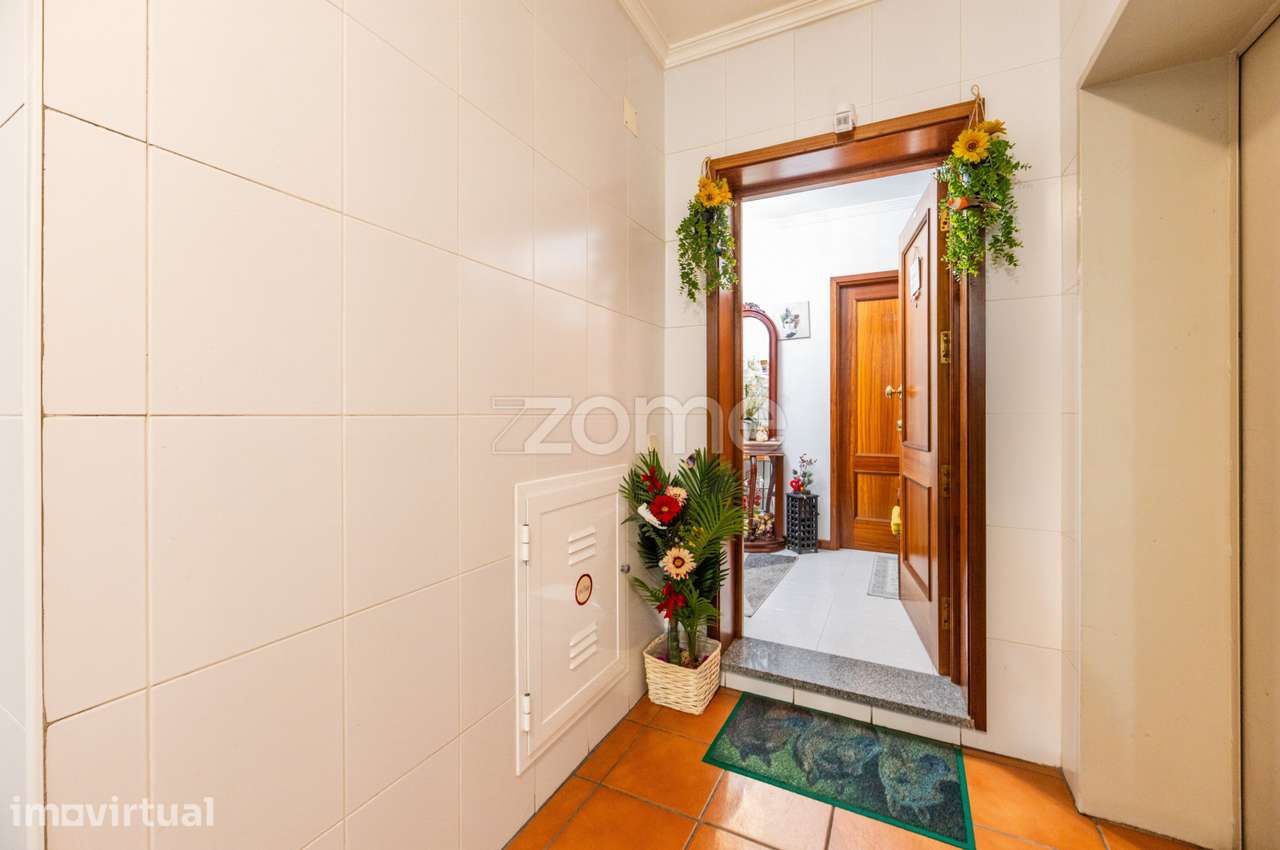APARTAMENTO T2 C/ GARAGEM E VARANDA - VILA NOVA DE GAIA - Grande imagem: 3/24