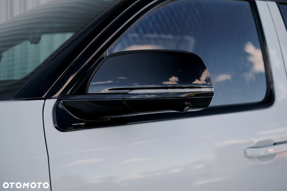 Jeep Grand Wagoneer - 17