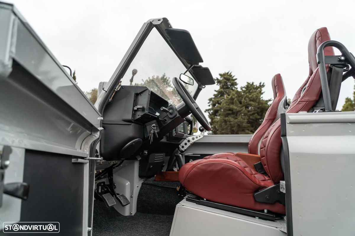 Land Rover Defender - 26