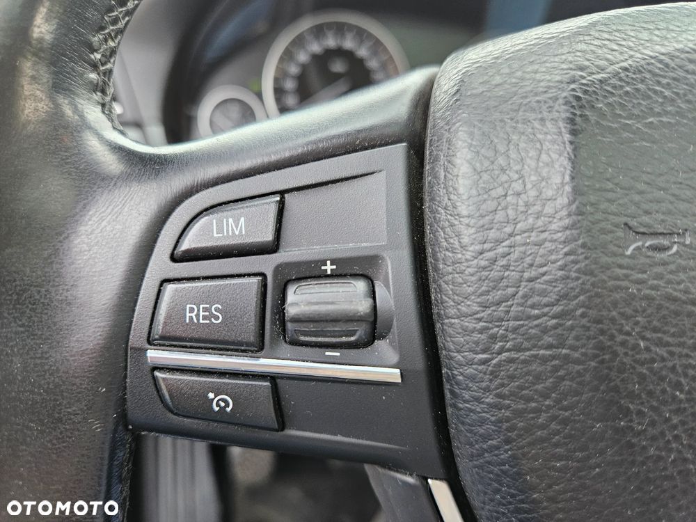 BMW Seria 5 525d - 32