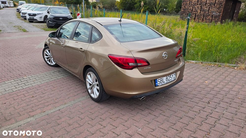 Opel Astra 2012 photo 4