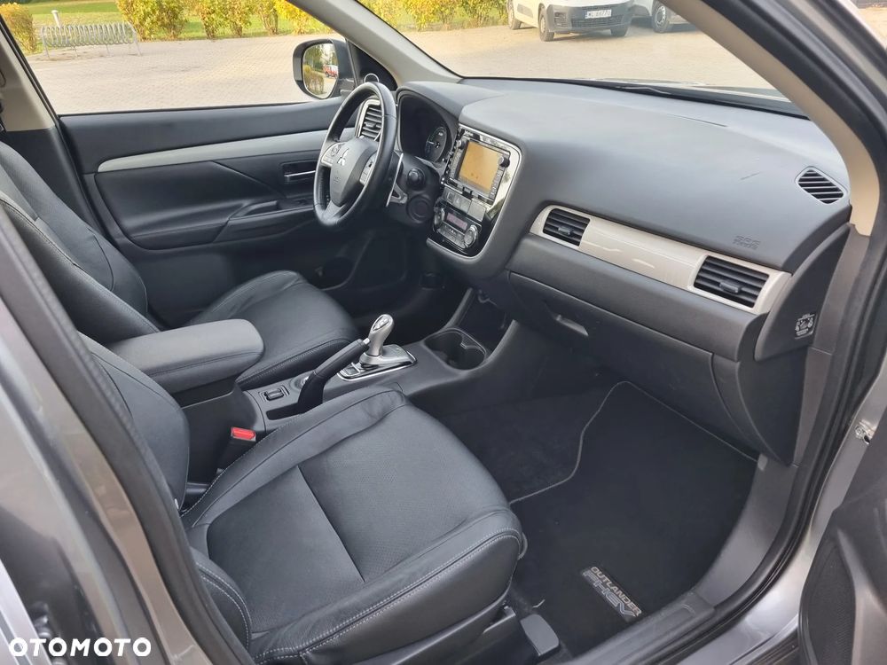 Mitsubishi Outlander Instyle NAVI + - 12