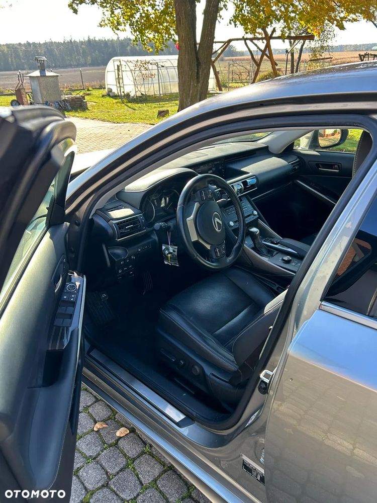 Lexus IS 300h Executive Line - 28