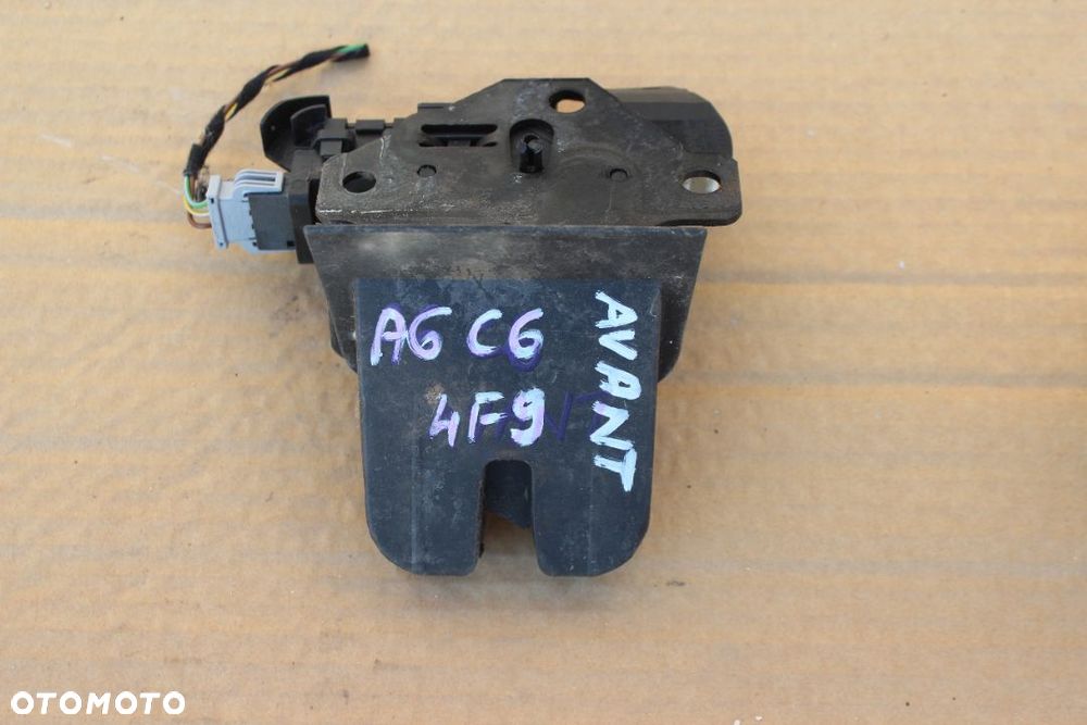 ZAMEK TYLNEJ KLAPY AUDI A6 C6 AVANT 4F9827520B 2008 - 1