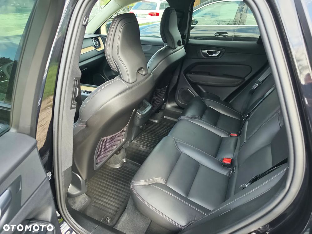 Volvo XC 60 B5 B AWD Plus Dark - 19