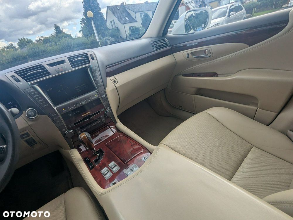 Lexus LS 460 AWD - 35