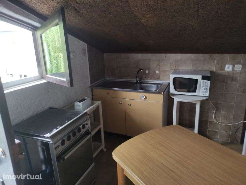 Arrendo T1 independente e mobilado - Grande imagem: 3/9