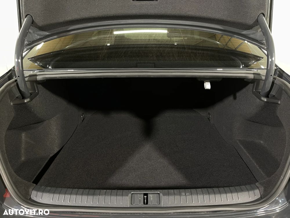 Volkswagen Passat 2.0 TDI Advance - 11