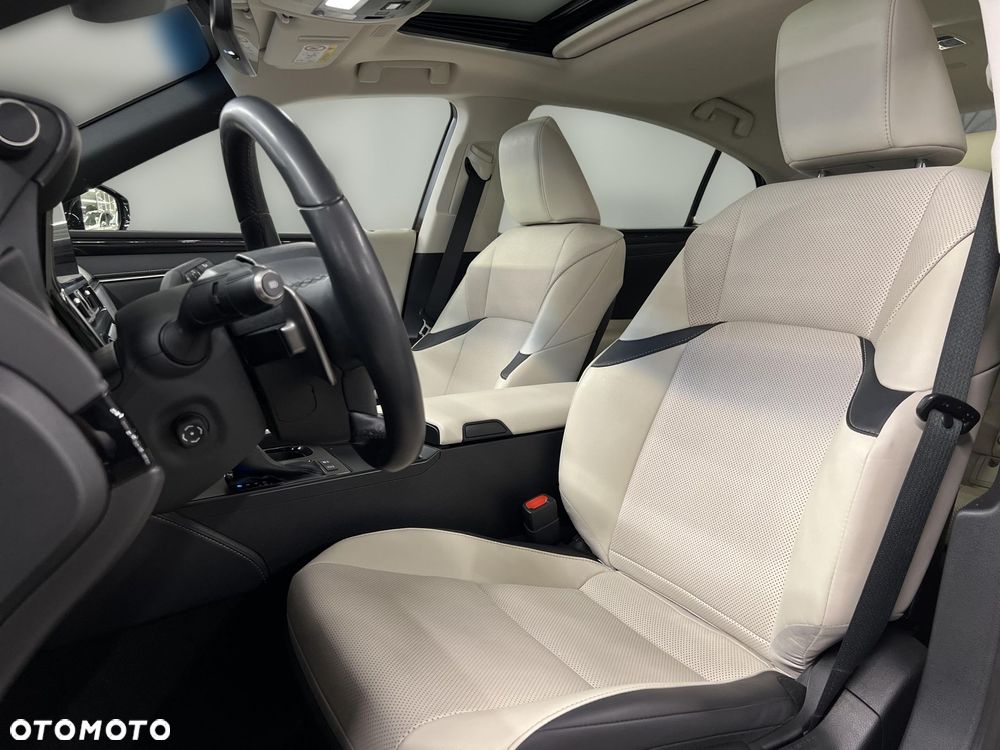 Lexus ES 300h Business Edition - 28