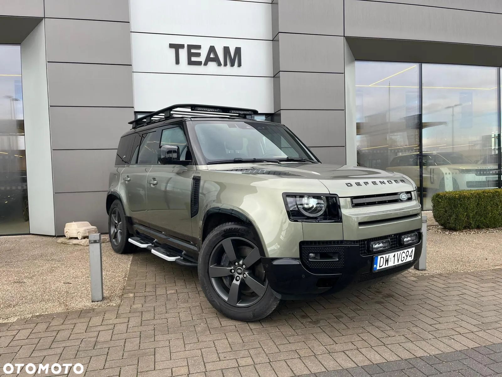 Land Rover Defender - 1