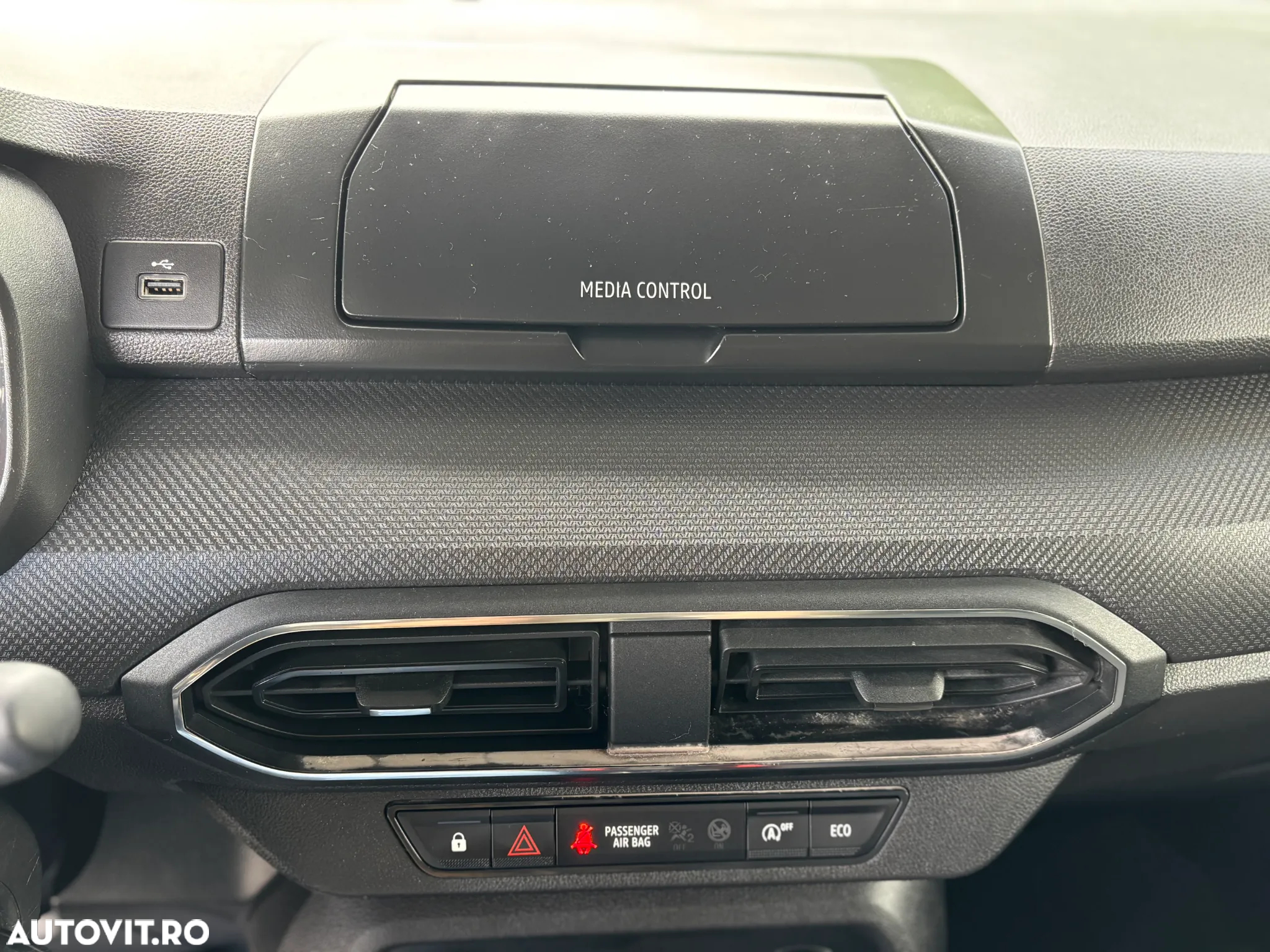 Dacia Logan TCe 90 Essential - 14