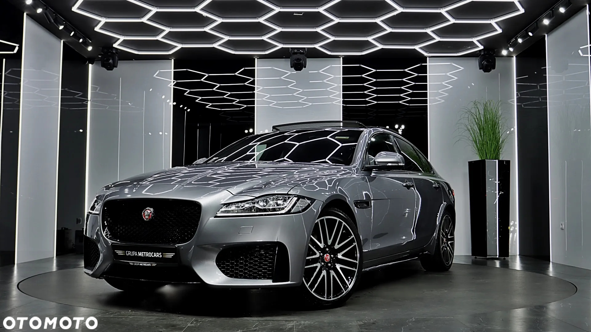 Jaguar XF 2.0 T AWD R-Sport - 2