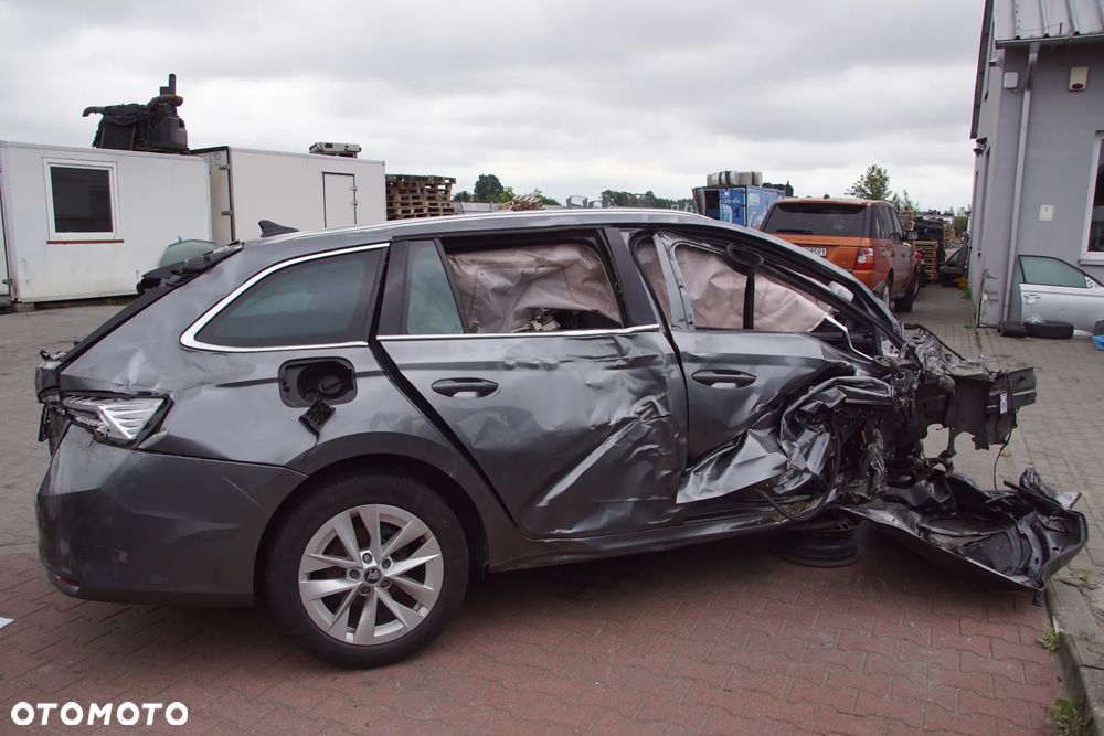 Auto na części - Skoda Octavia IV Lift 1.5 TSI 150 KM DXDB WGS LF7C 2024R Drzwi Zderzak Lampa Lusterko Klamka Szyba Deska Kokpit Sterownik Moduł Czujnik Licznik Wyświetlacz Panel Kierownica - 7