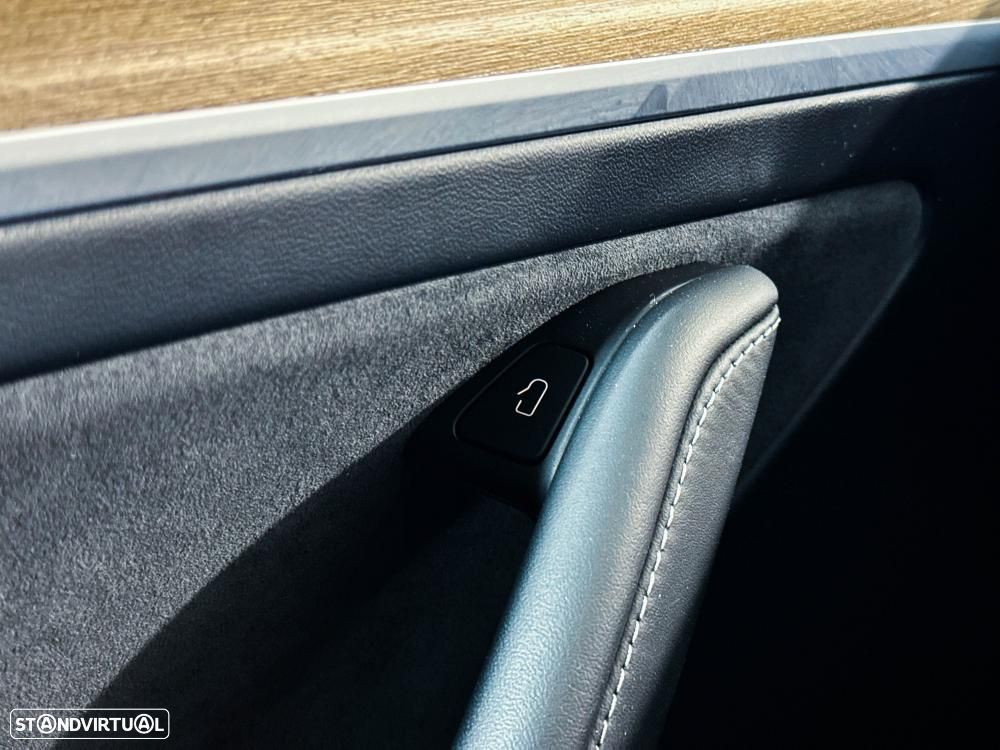 Tesla Model Y Long Range Dual Motor AWD - 46