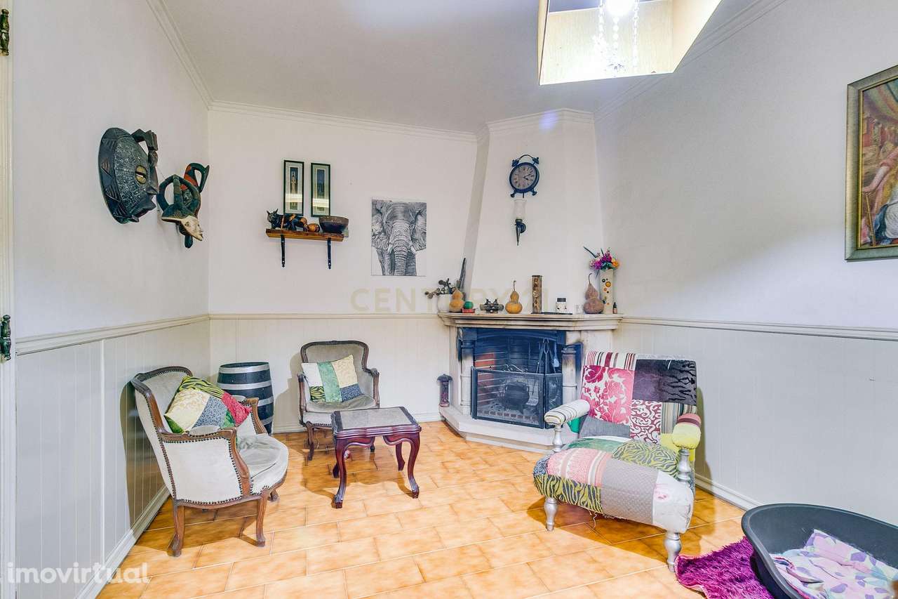 Espaçoso apartamento T4 transformado em T3 - Grande imagem: 2/38