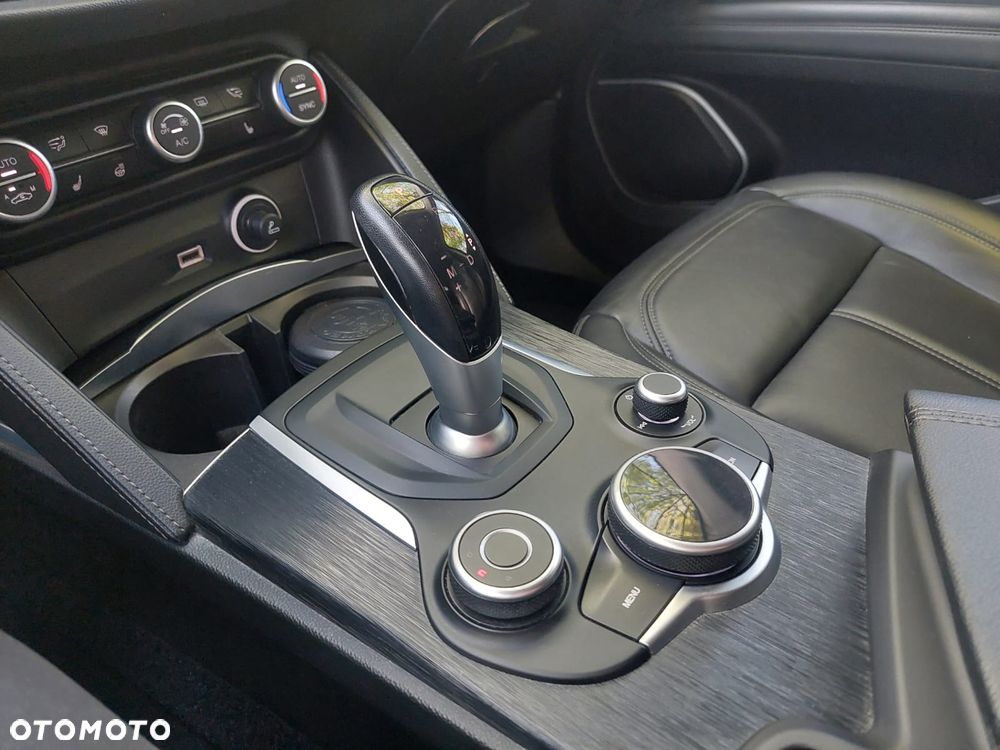 Alfa Romeo Stelvio 2.0 Turbo 16V AT8-Q4 Executive - 14