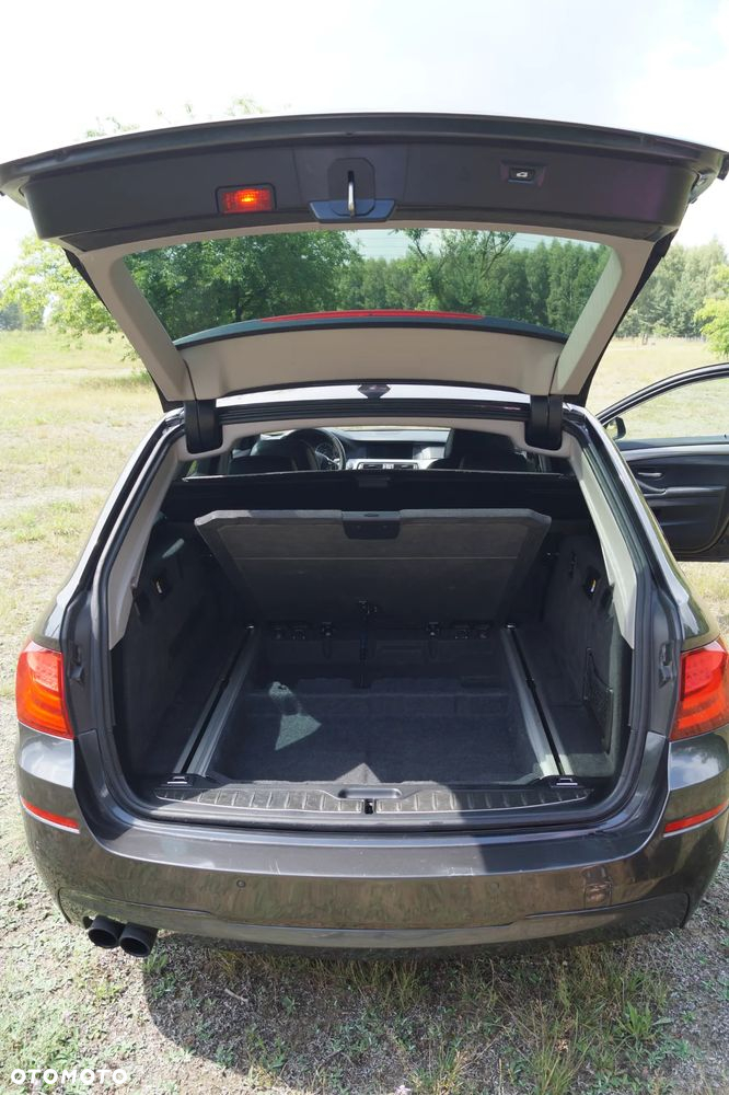 BMW Seria 5 525d xDrive - 14