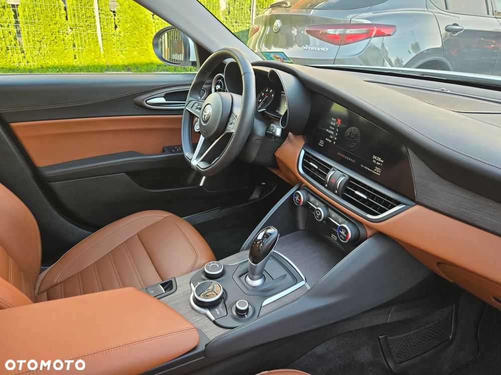 Alfa Romeo Giulia 2.0 Turbo 16V AT8-Q4 Ti - 32