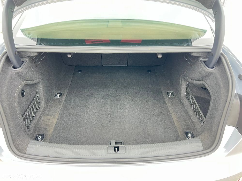 Audi A4 Limousine - 32