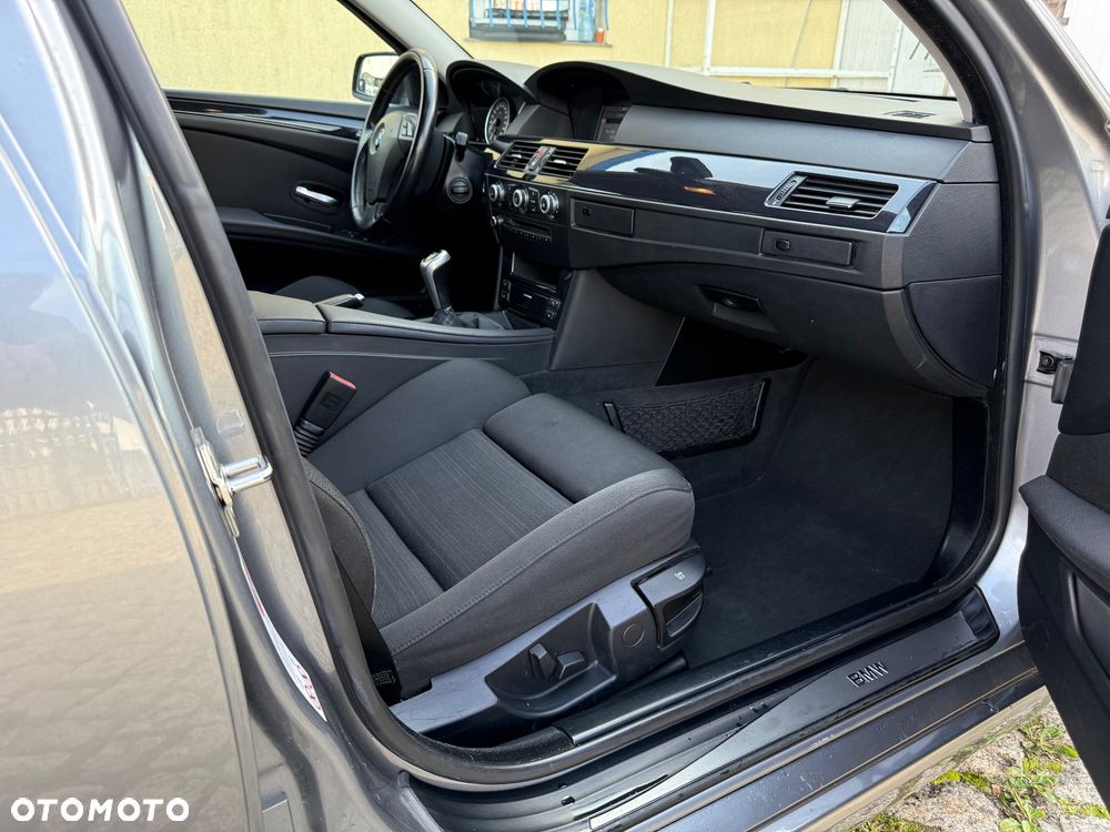 BMW Seria 5 525d - 25